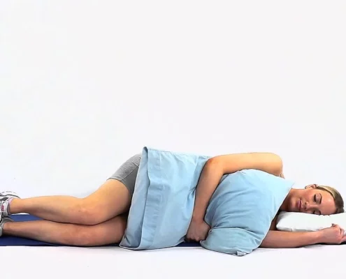 Beste slaaphouding bij frozen shoulder: op de gezonde zij met kussen als armsteun