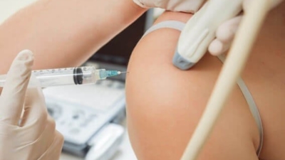 Echogeleide cortisone-injectie bij frozen shoulder: de naald wordt onder echogeleiding in het schouderkapsel geplaatst